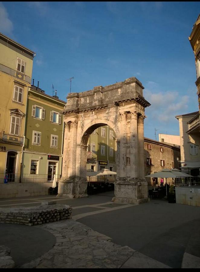 Studio Apartment City With Free Parking Pula Extérieur photo