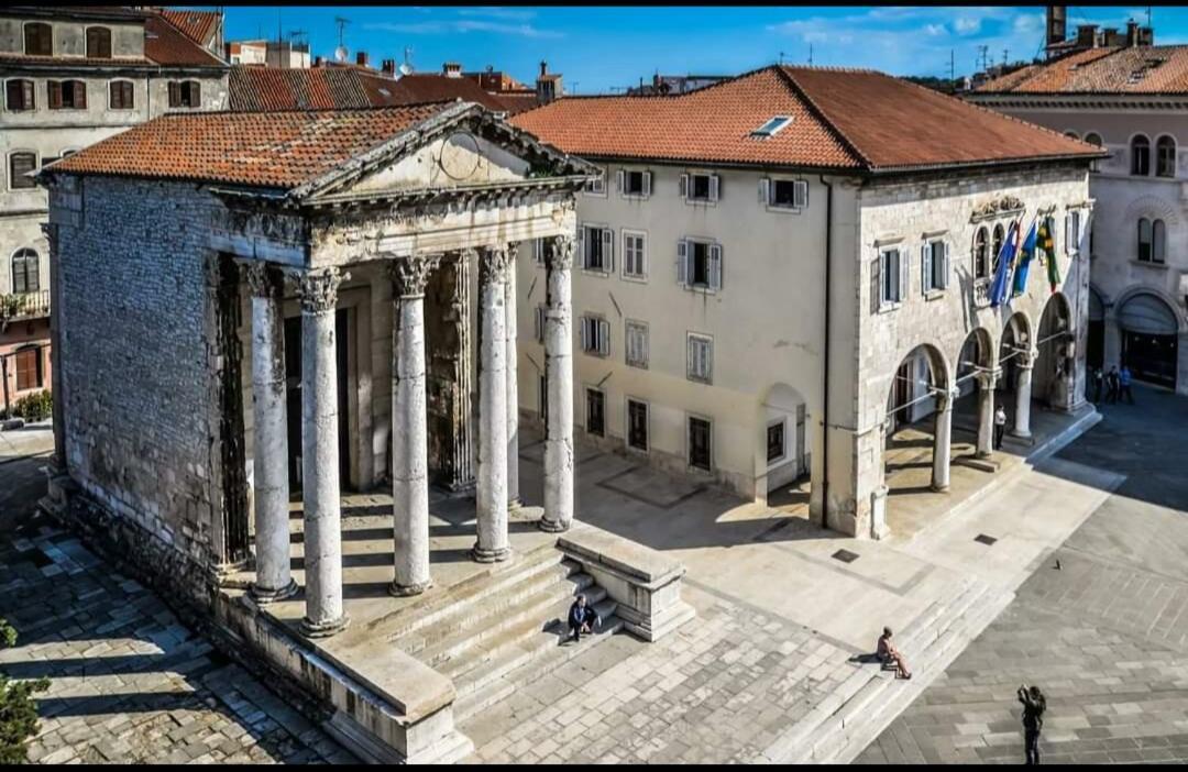 Studio Apartment City With Free Parking Pula Extérieur photo