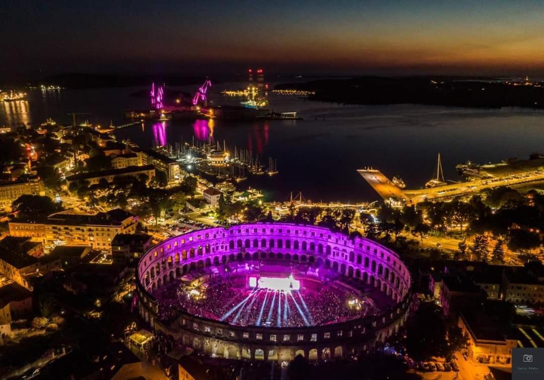 Studio Apartment City With Free Parking Pula Extérieur photo