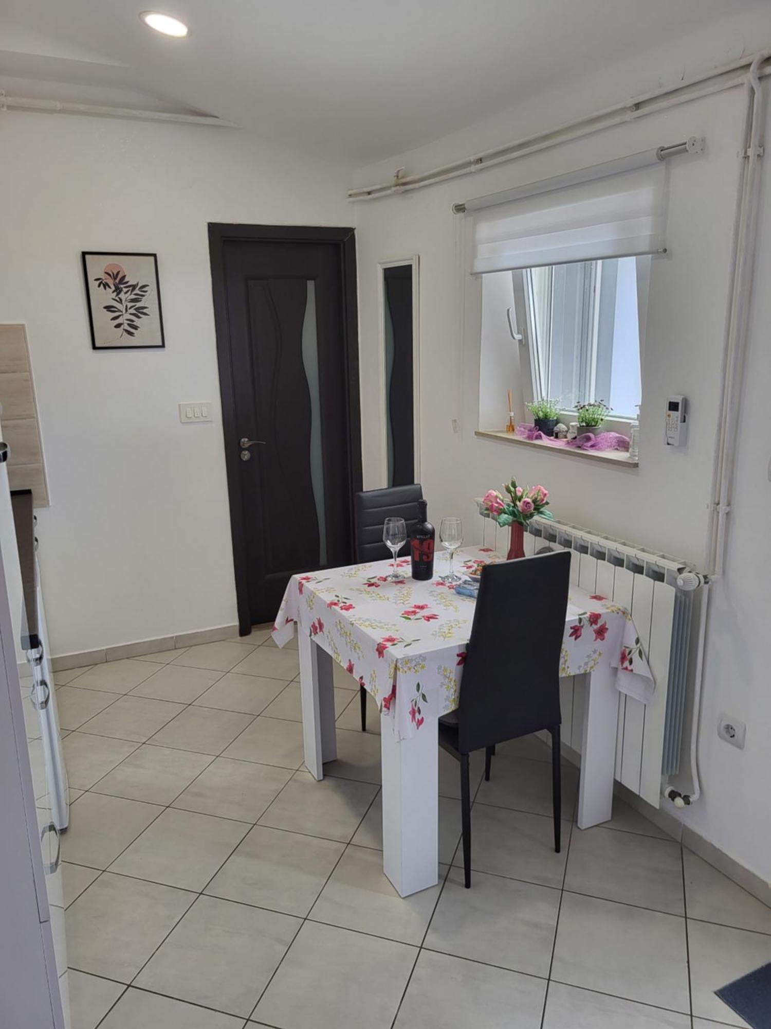 Studio Apartment City With Free Parking Pula Extérieur photo