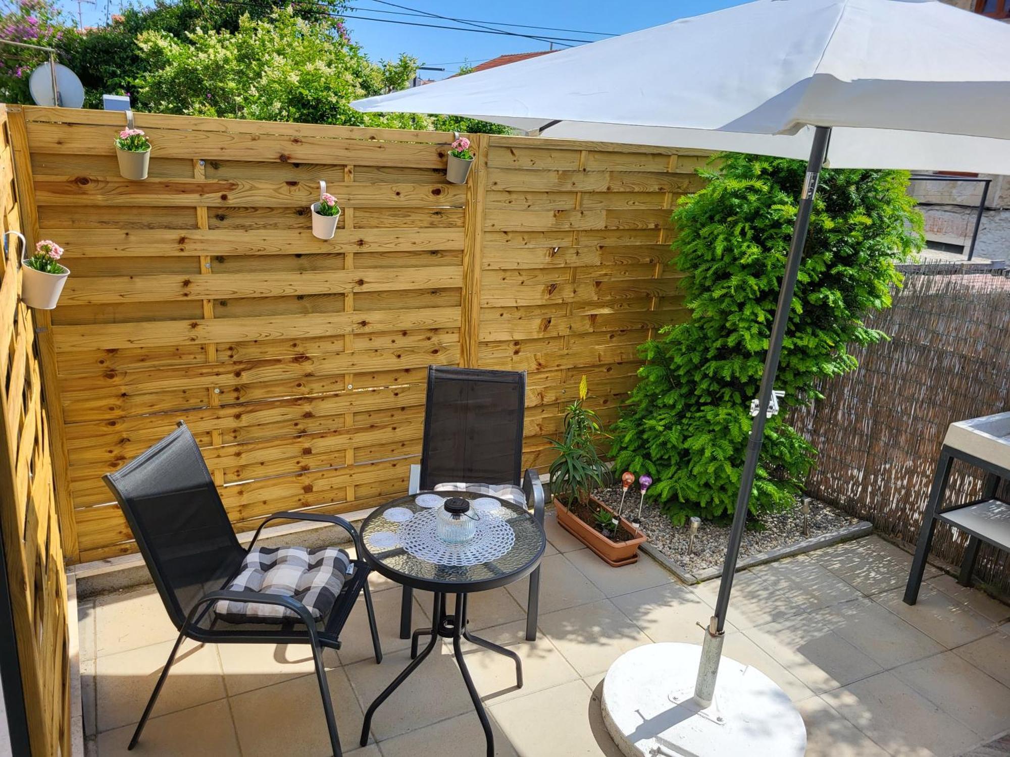 Studio Apartment City With Free Parking Pula Extérieur photo