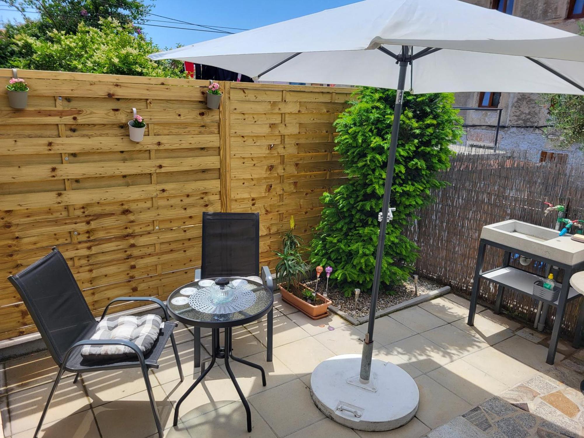 Studio Apartment City With Free Parking Pula Extérieur photo