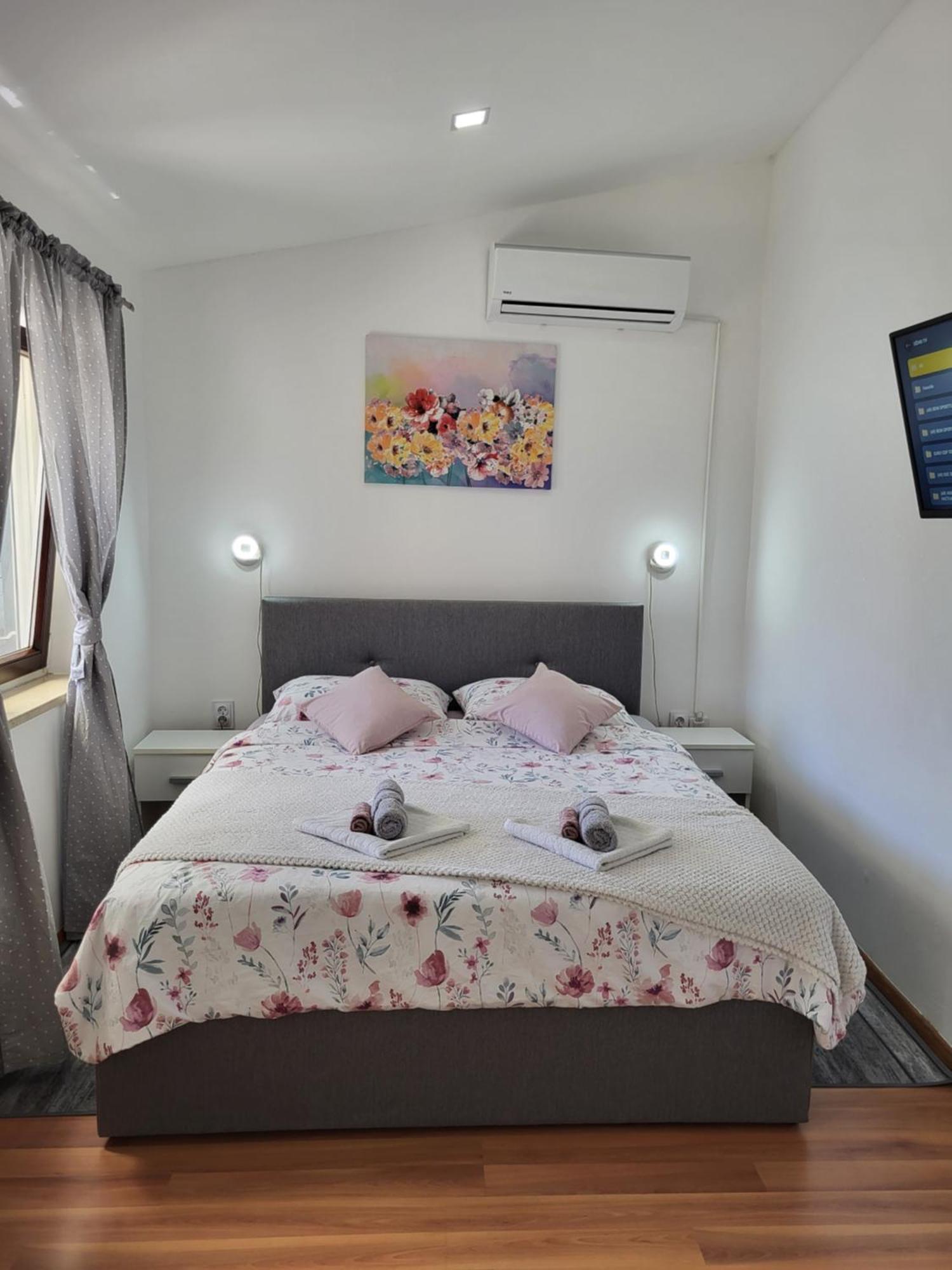Studio Apartment City With Free Parking Pula Extérieur photo